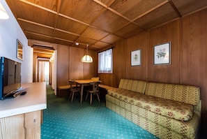 Appartement, 1 chambre (4 Adults) | Aire de séjour | Téléviseur ACL
