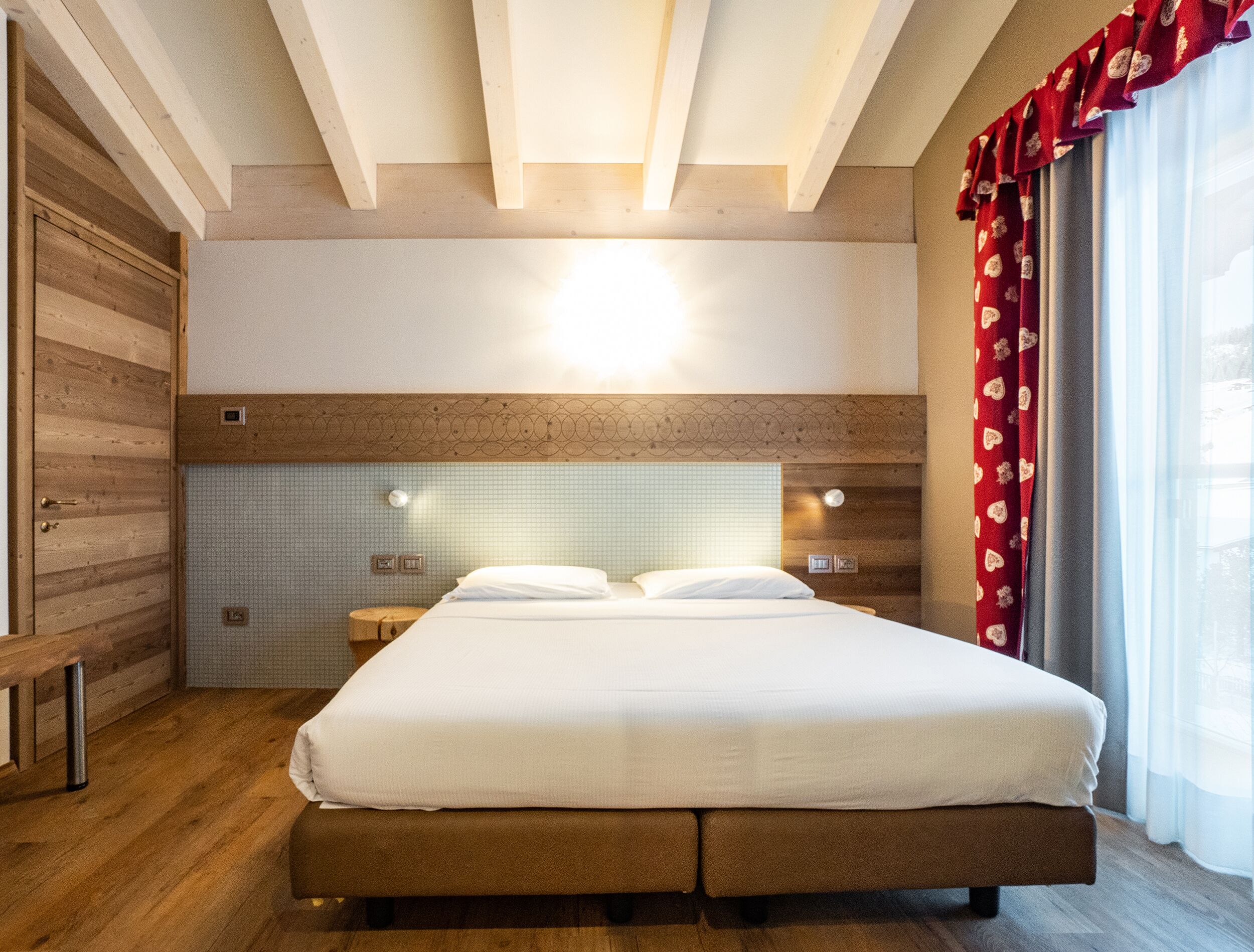 Apartamento superior, 2 quartos (6 Adults) | Cofres nos quartos, Wi-Fi de cortesia, roupa de cama