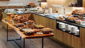 Un bufé con diversas opciones de panadería y pastelería.