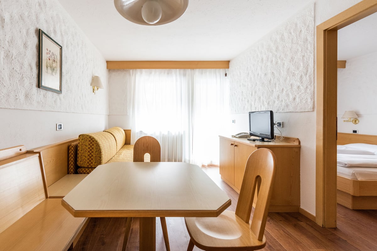 In-room safe, WiFi (free), bed sheets