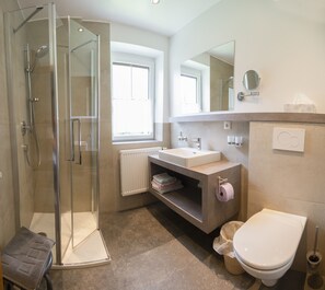 Appartement, 1 chambre (Nr. 3) | Salle de bain | Douche, sèche-cheveux, serviettes fournies