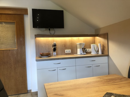 Refrigerador con freezer, microondas, placa de cocina, cafetera/tetera