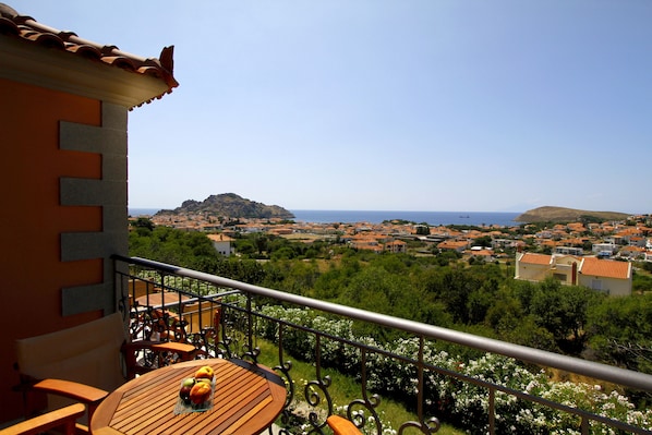 In-room safe, soundproofing, iron/ironing board, free WiFi - Amygdalies Apartments (Lemnos)