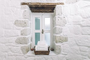 Luxe beddengoed, een minibar, een kluis op de kamer, een bureau