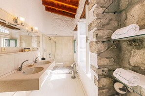 Suite sénior | Ropa de cama de alta calidad, minibar, caja fuerte y escritorio