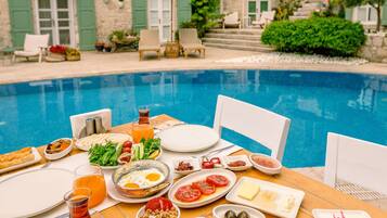 Free daily full breakfast