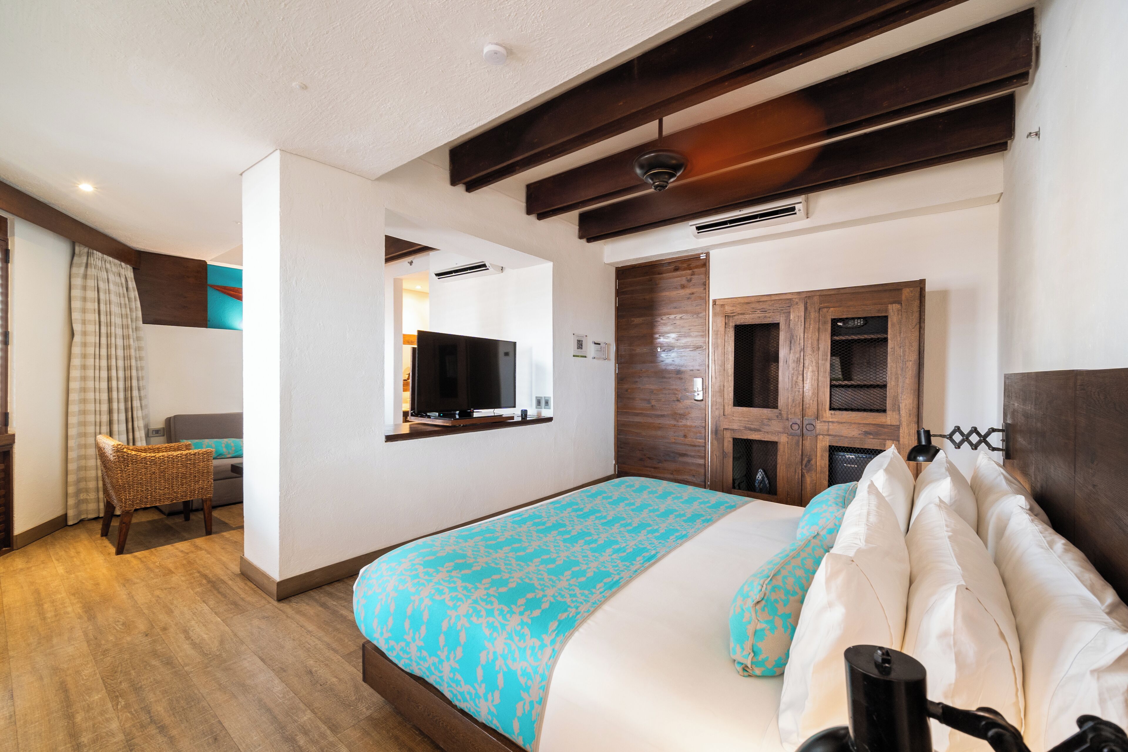 Junior Double Room, 1 King Bed | Premium bedding, minibar, in-room safe, desk