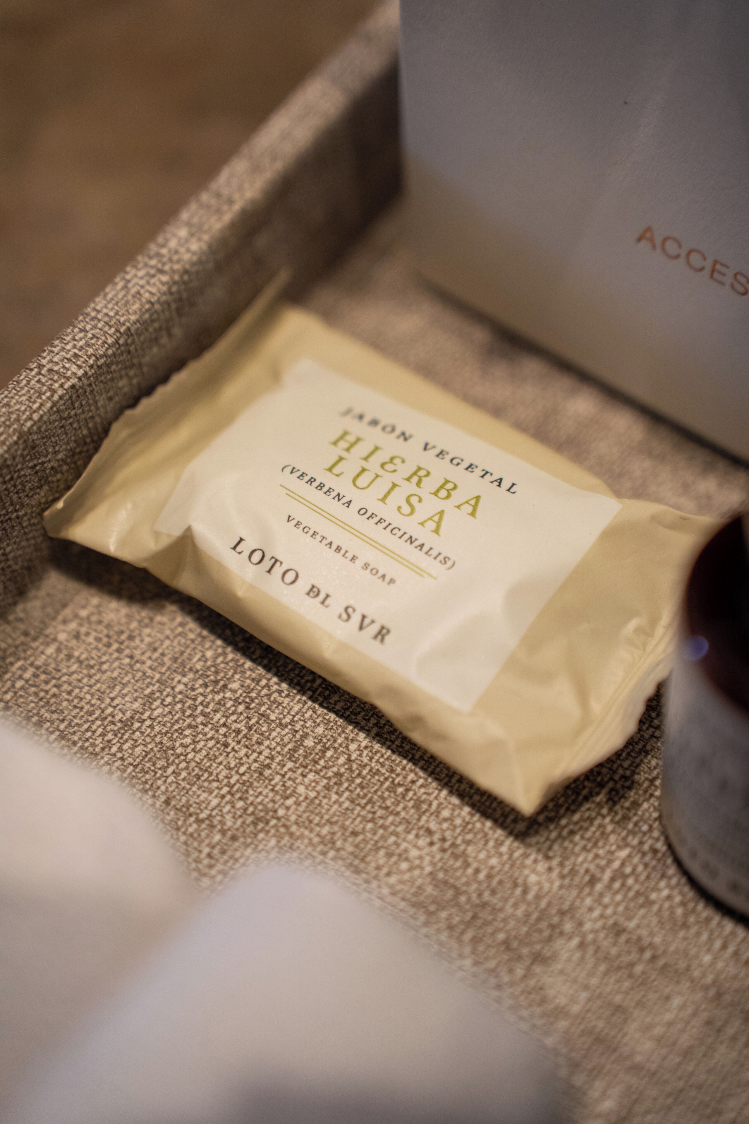 A package labeled 'Hyon Vegetal Hiberba Lusia' on a textured surface.