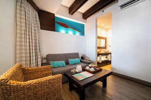 Junior Double Room, 1 King Bed | Premium bedding, minibar, in-room safe, desk