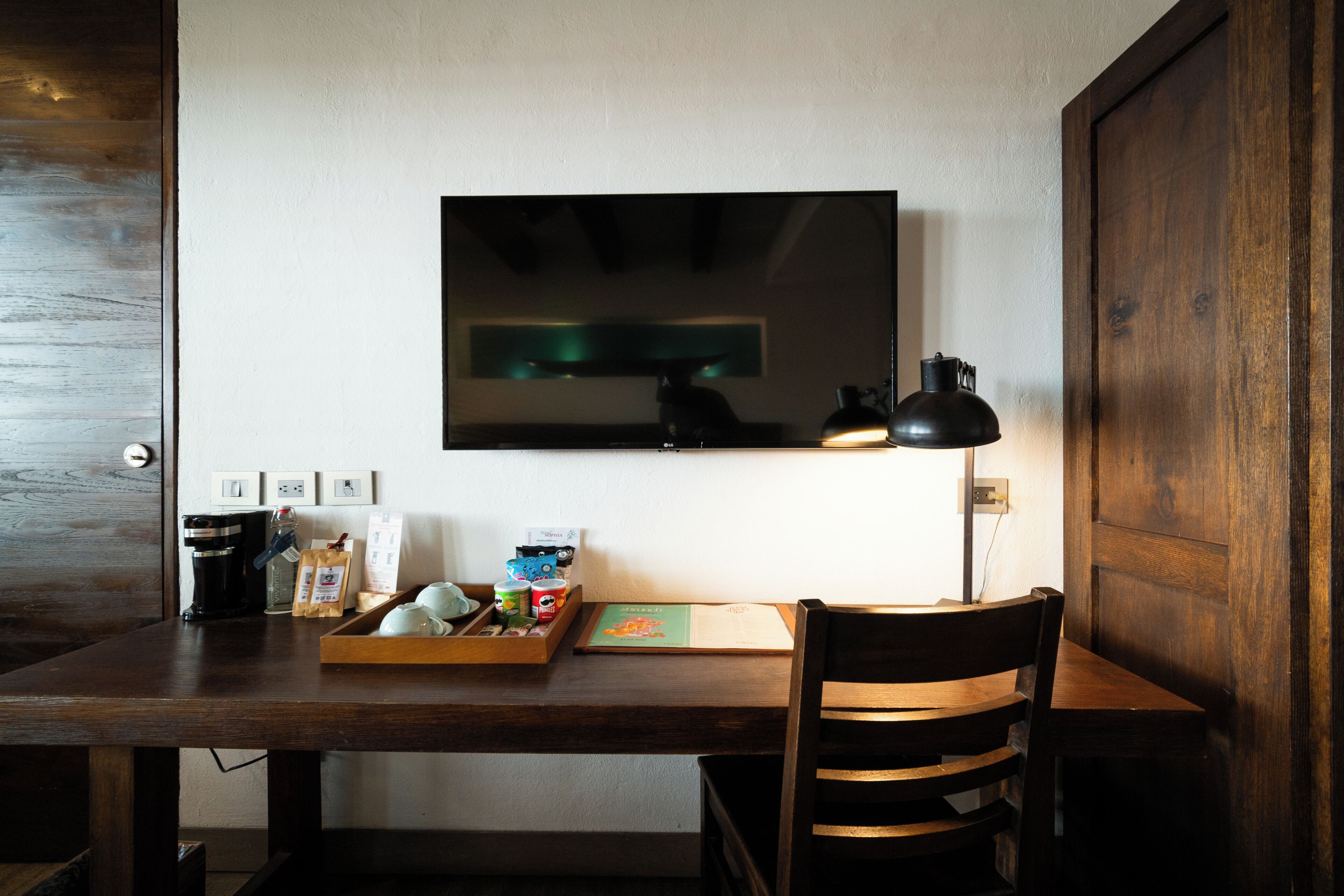 deluxe room, 1 king bed | 1 bedroom, premium bedding, minibar, in-room safe