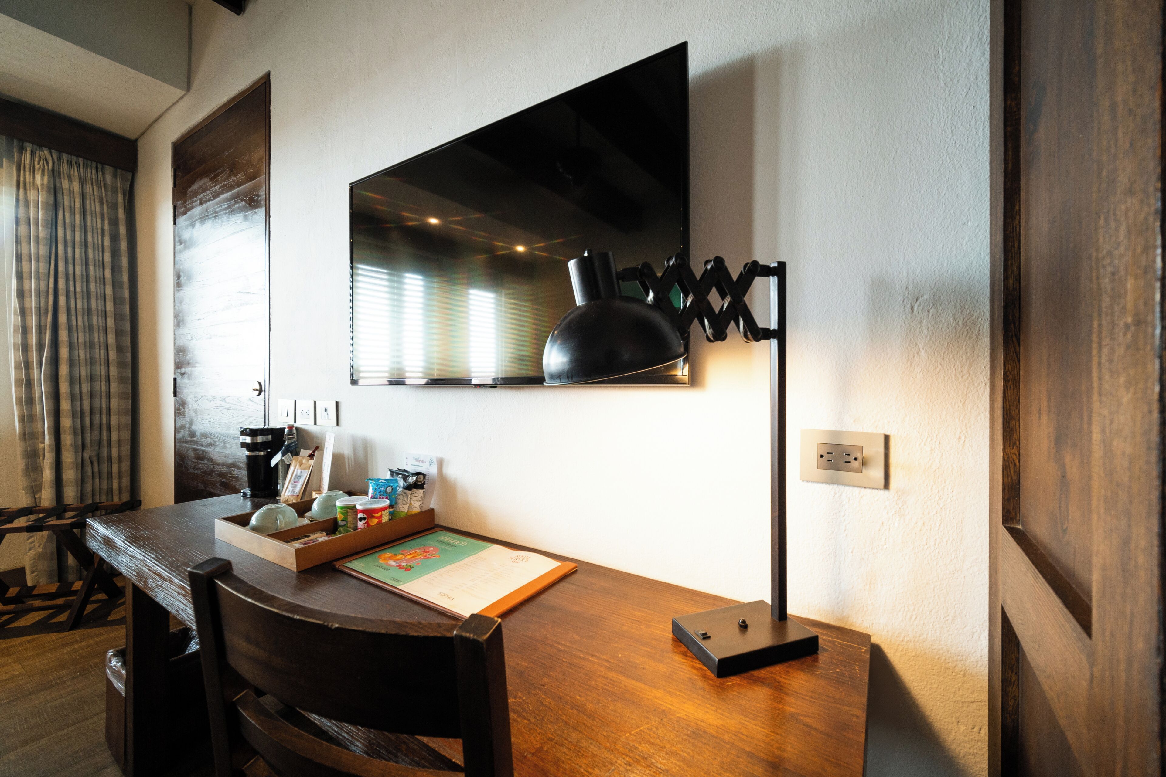 deluxe room, 1 king bed | 1 bedroom, premium bedding, minibar, in-room safe