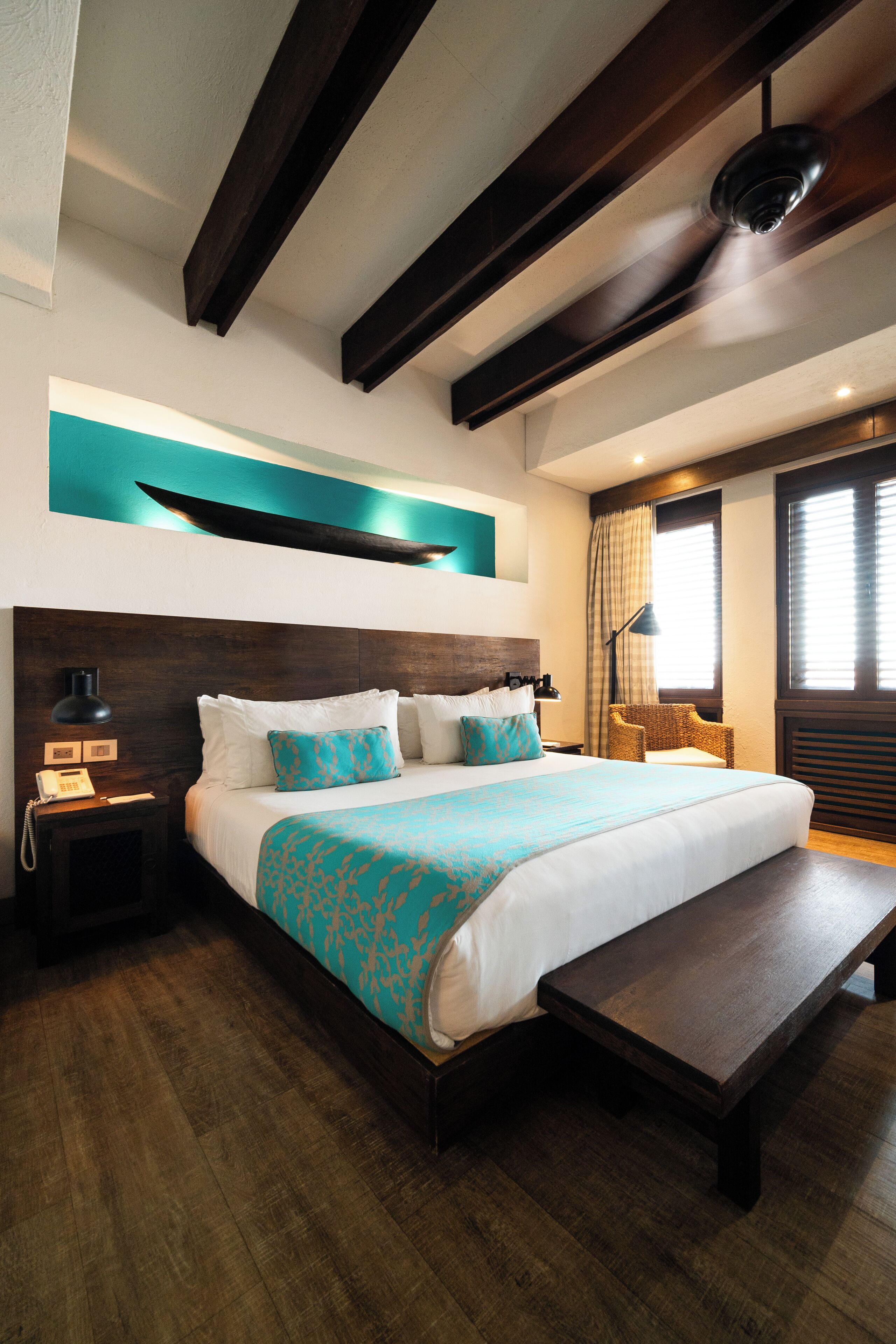 deluxe room, 1 king bed | 1 bedroom, premium bedding, minibar, in-room safe