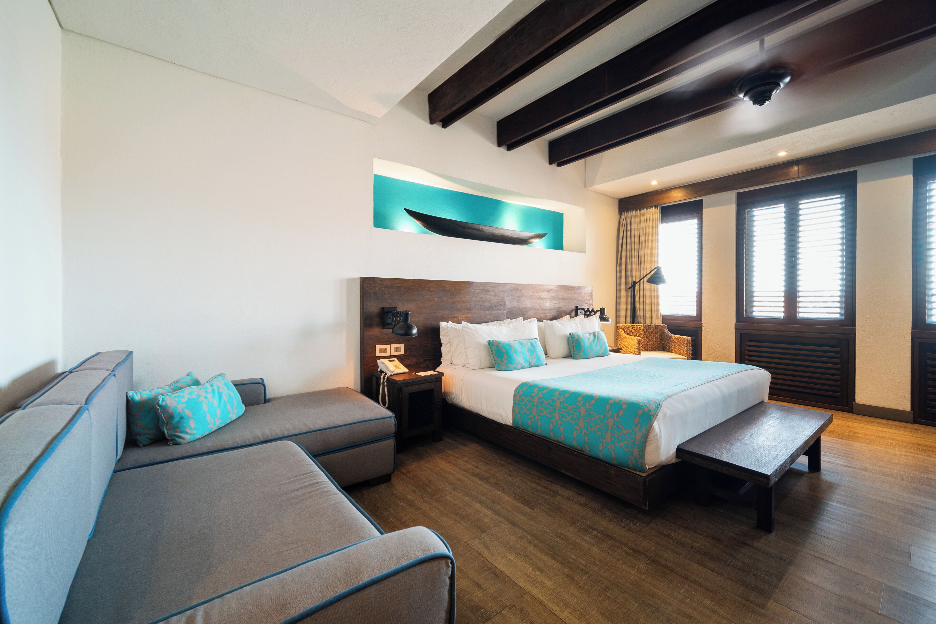 deluxe room, 1 king bed | 1 bedroom, premium bedding, minibar, in-room safe