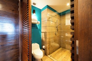 Deluxe-Zimmer, 1 King-Bett | Badezimmer | Dusche, kostenlose Toilettenartikel, Haartrockner, Bademäntel