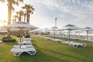 Plage privée à proximité, chaises longues, parasols