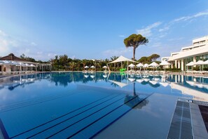Indoor pool, outdoor pool, pool umbrellas, pool loungers - Zeynep Hotel (Serik)