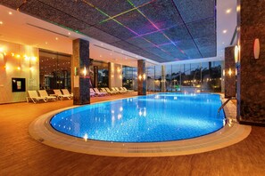 Hồ bơi trong nhà, hồ bơi ngoài trời, dù/ô trên bãi biển/hồ bơi