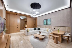Free minibar, in-room safe, rollaway beds, free WiFi