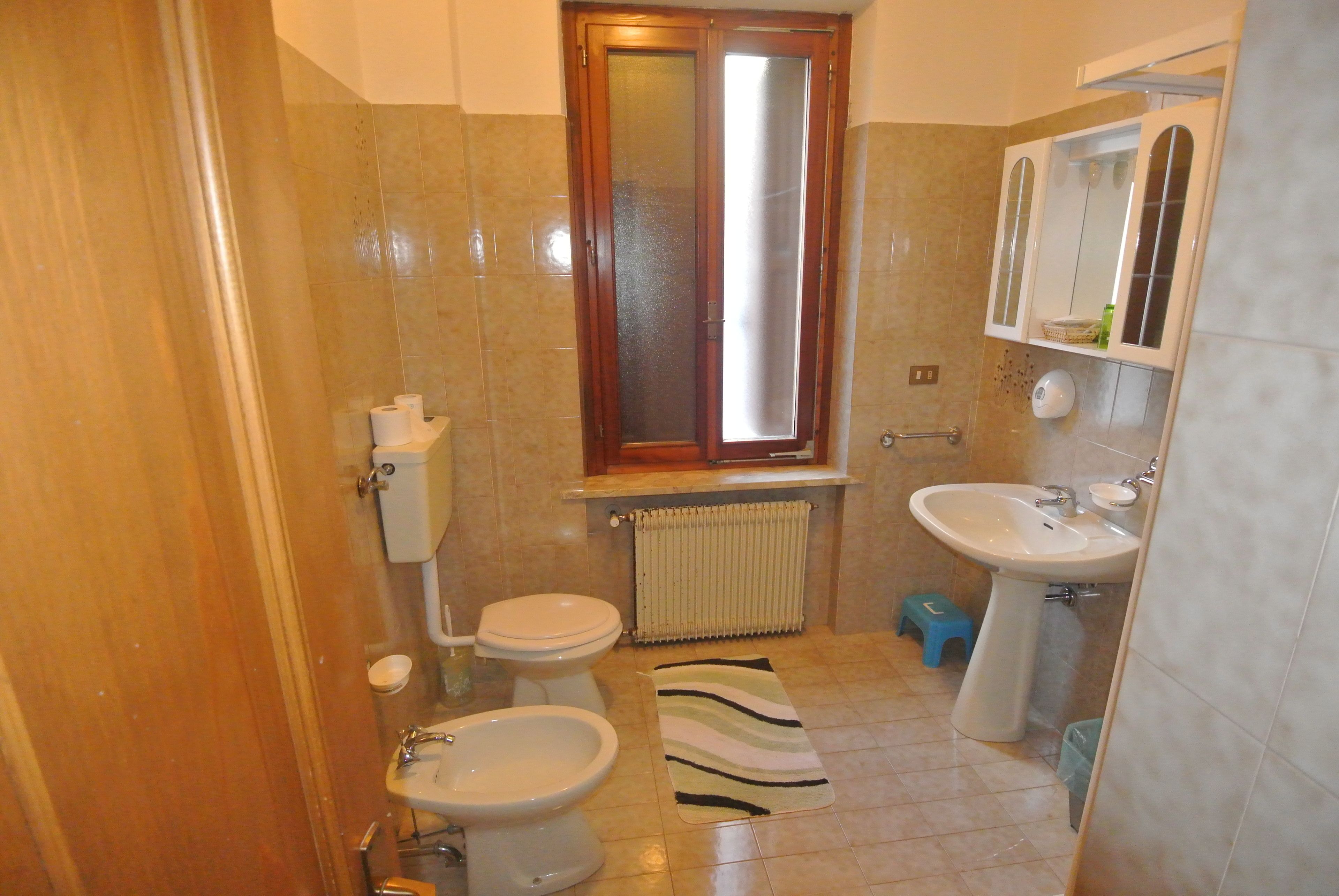 Badezimmer | Dusche, kostenlose Toilettenartikel, Haartrockner