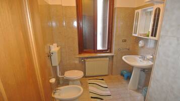 Badezimmer | Dusche, kostenlose Toilettenartikel, Haartrockner