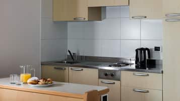 Kühlschrank, Herdplatte, Wasserkocher, Kochgeschirr/Geschirr/Besteck