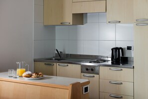 Kühlschrank, Herdplatte, Wasserkocher, Kochgeschirr/Geschirr/Besteck