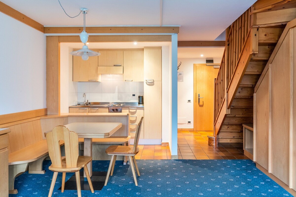 Appartement, 2 chambres | Aire de séjour | Téléviseur