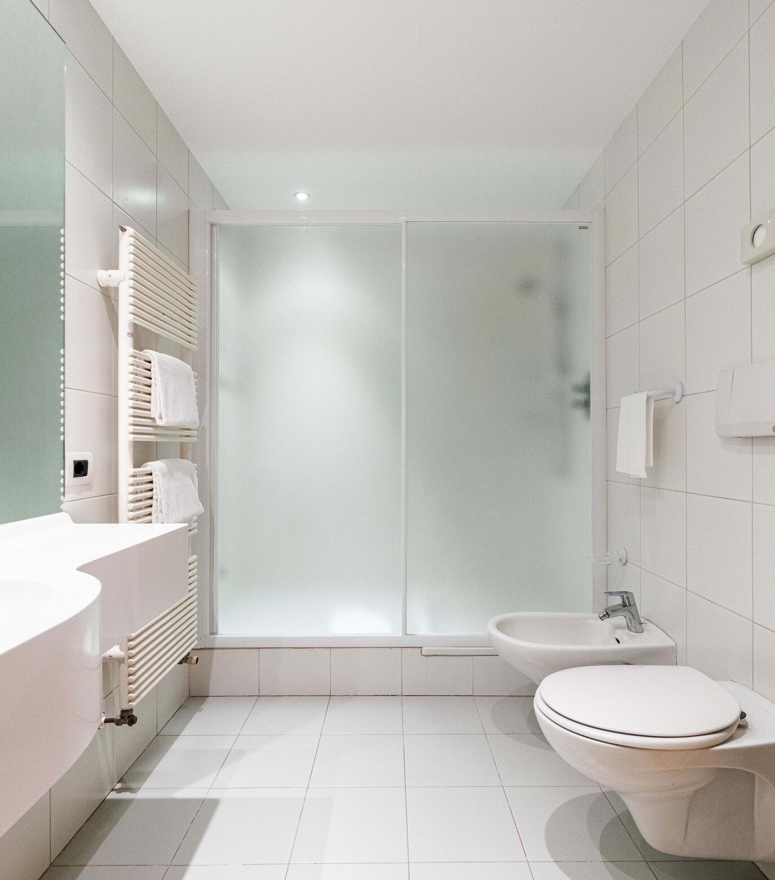 Un baño moderno con ducha, inodoro y lavamanos.