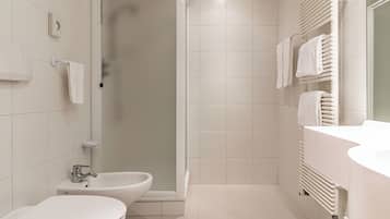 Ein modernes Badezimmer mit Toilette, Bidet und Dusche.