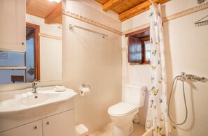 Appartement, op tussenverdieping | Badkamer | Een douche, gratis toiletartikelen, een haardroger, handdoeken