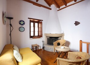 Appartement, op tussenverdieping | Woonruimte | Een open haard