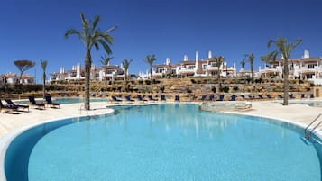 Piscine couverte, 3 piscines extérieures, parasols de plage