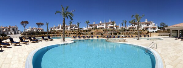 Piscine couverte, 3 piscines extérieures, parasols de plage