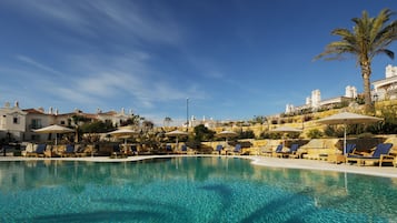 Piscine couverte, parasols de plage, chaises longues