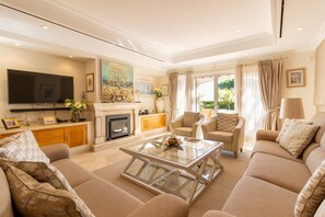 Apartment, 3 Bedrooms, Hot Tub, Partial Sea View (Ground floor) | Living area