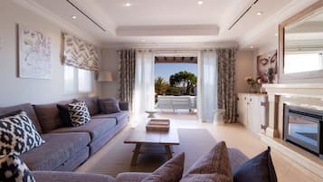 Apartamento, 3 quartos, banheira de imersão, vista parcial para o mar (Ground floor) | Área de estar | TV de tela plana, lareira