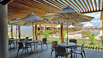 Serveert ontbijt, lunch en diner