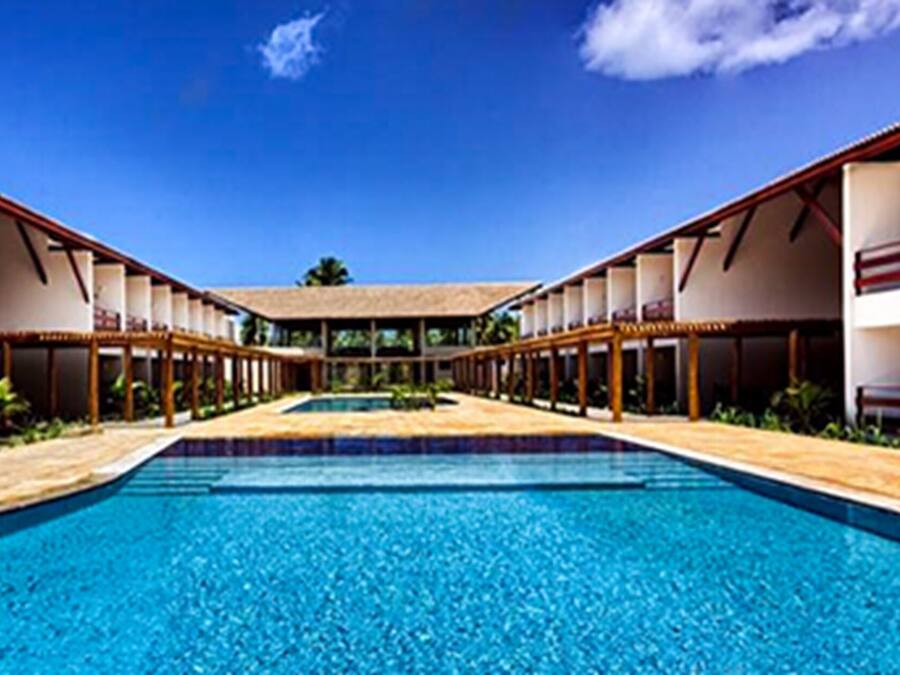 2 buitenzwembaden, parasols bij het zwembad en ligstoelen