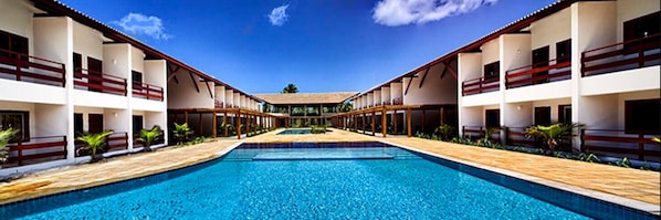 2 Außenpools, Sonnenschirme, Liegestühle