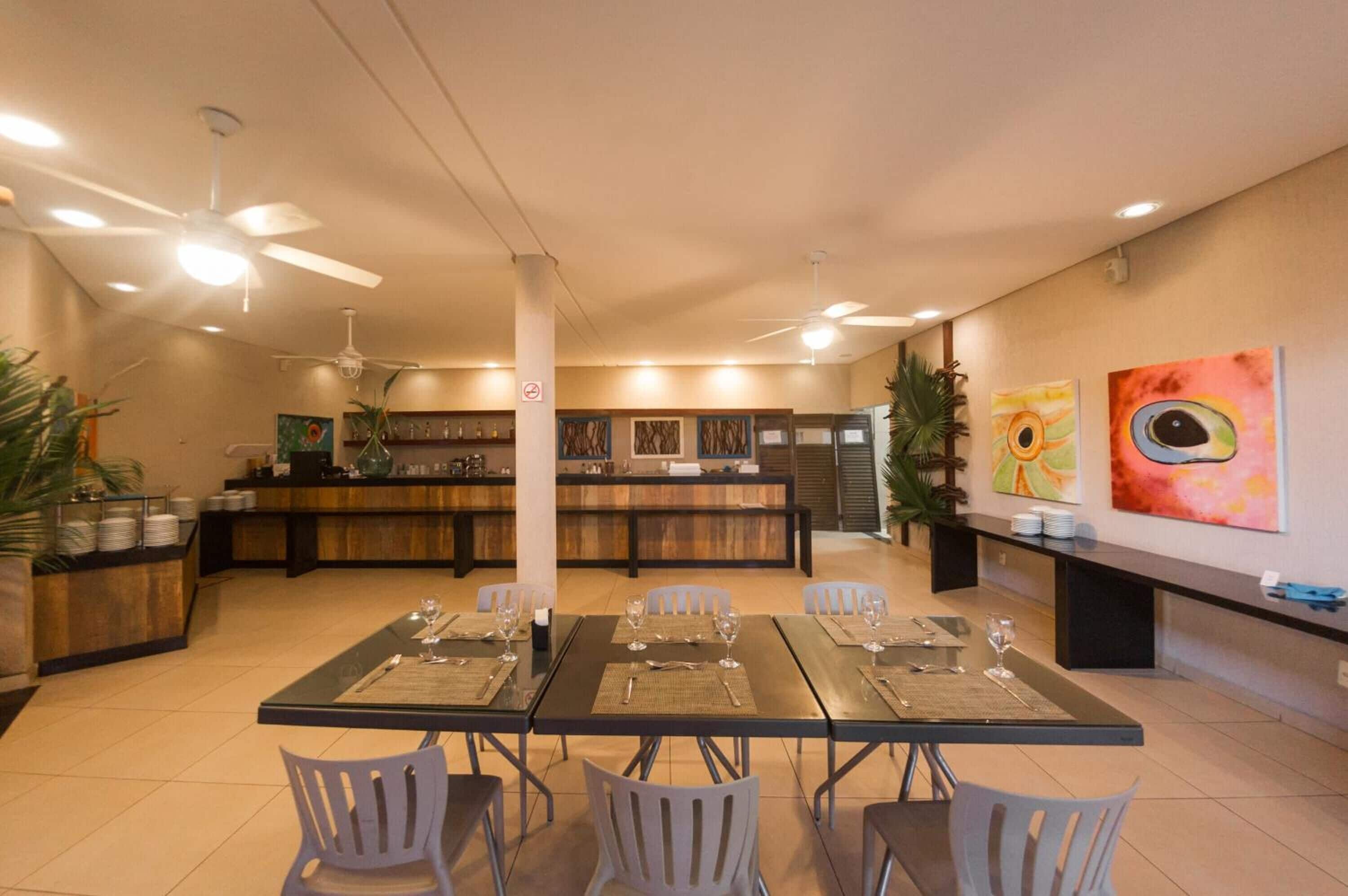 breakfast, lunch and dinner served