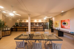 Breakfast, lunch and dinner served - Tabaobí Smart Hotel (Ipojuca)