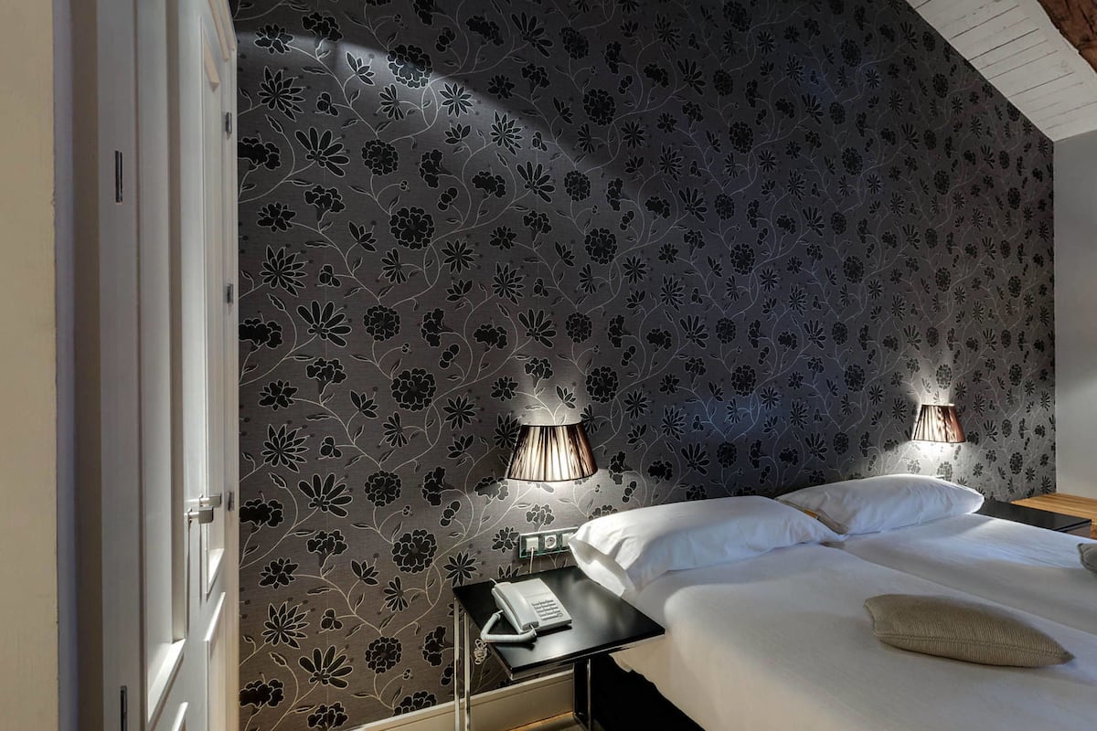 1 bedroom, egyptian cotton sheets, premium bedding, down duvets