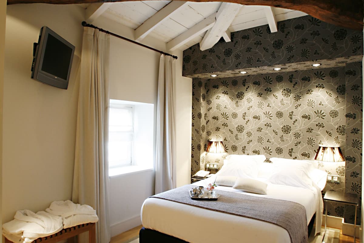 1 bedroom, egyptian cotton sheets, premium bedding, down duvets