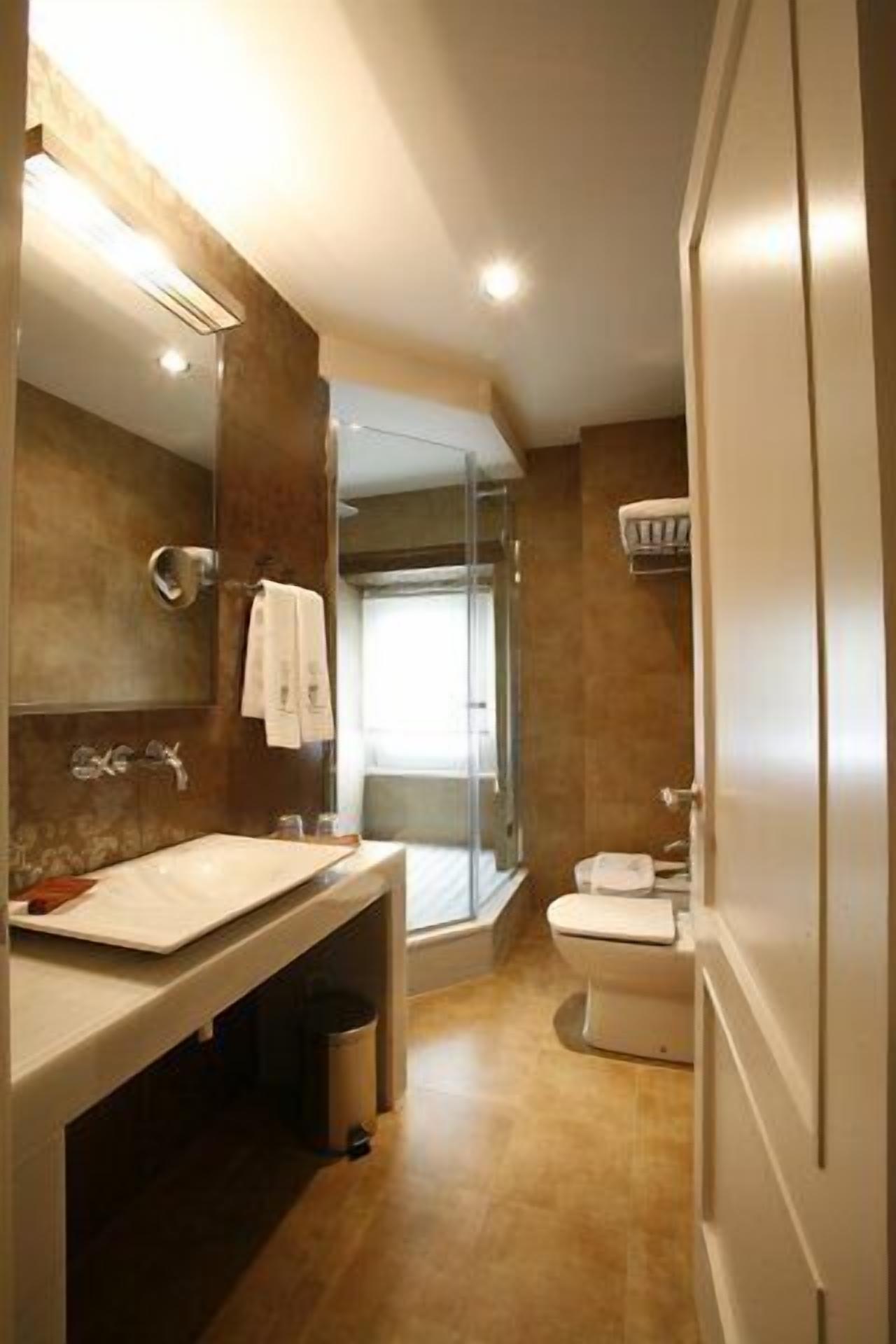 shower, rainfall showerhead, free toiletries, hair dryer