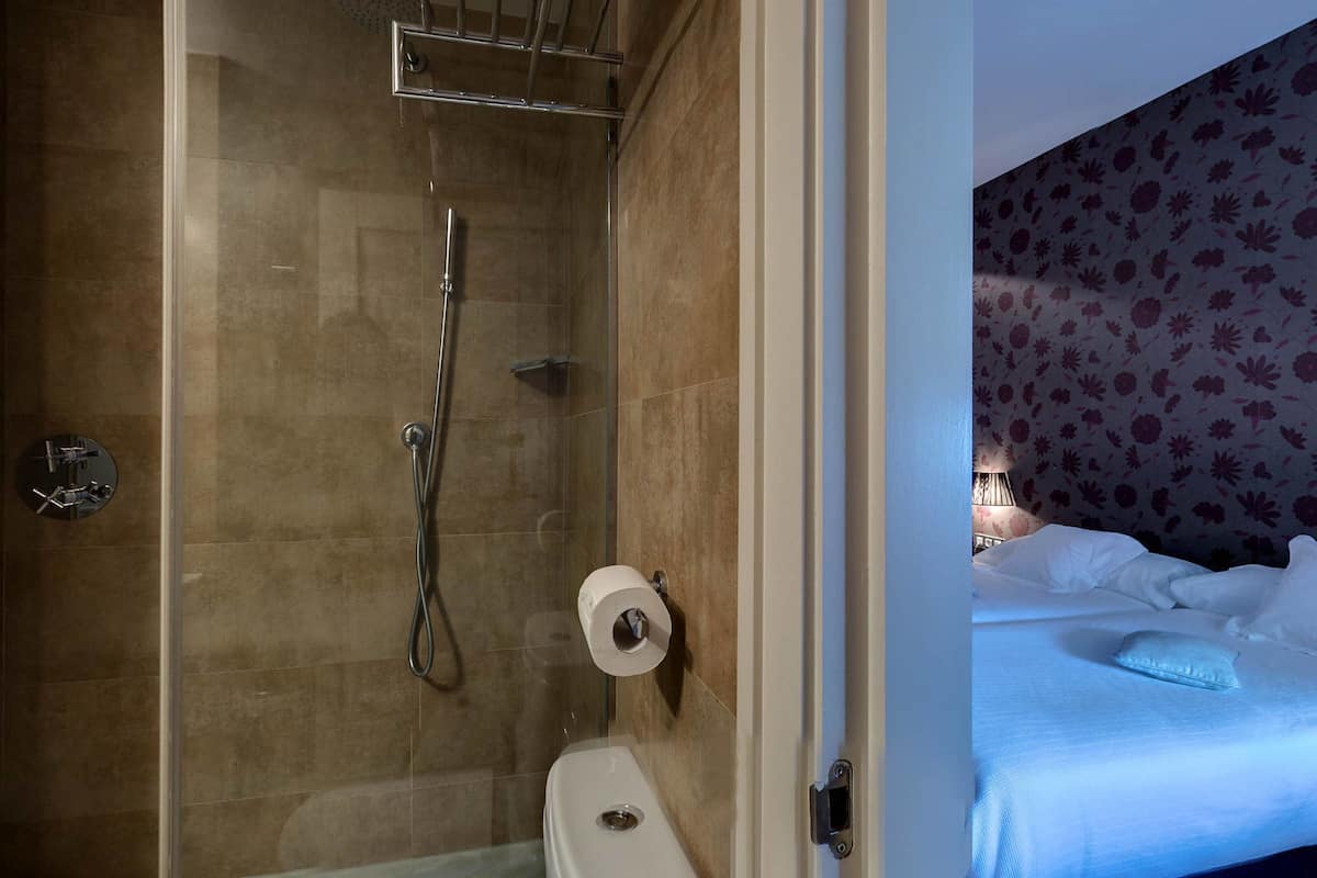 1 bedroom, egyptian cotton sheets, premium bedding, down duvets