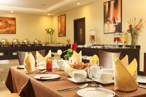 Phục vụ bữa sáng, bữa trưa và bữa tối 