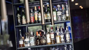 Eine Bar mit Regalen voller verschiedener Spirituosenflaschen.