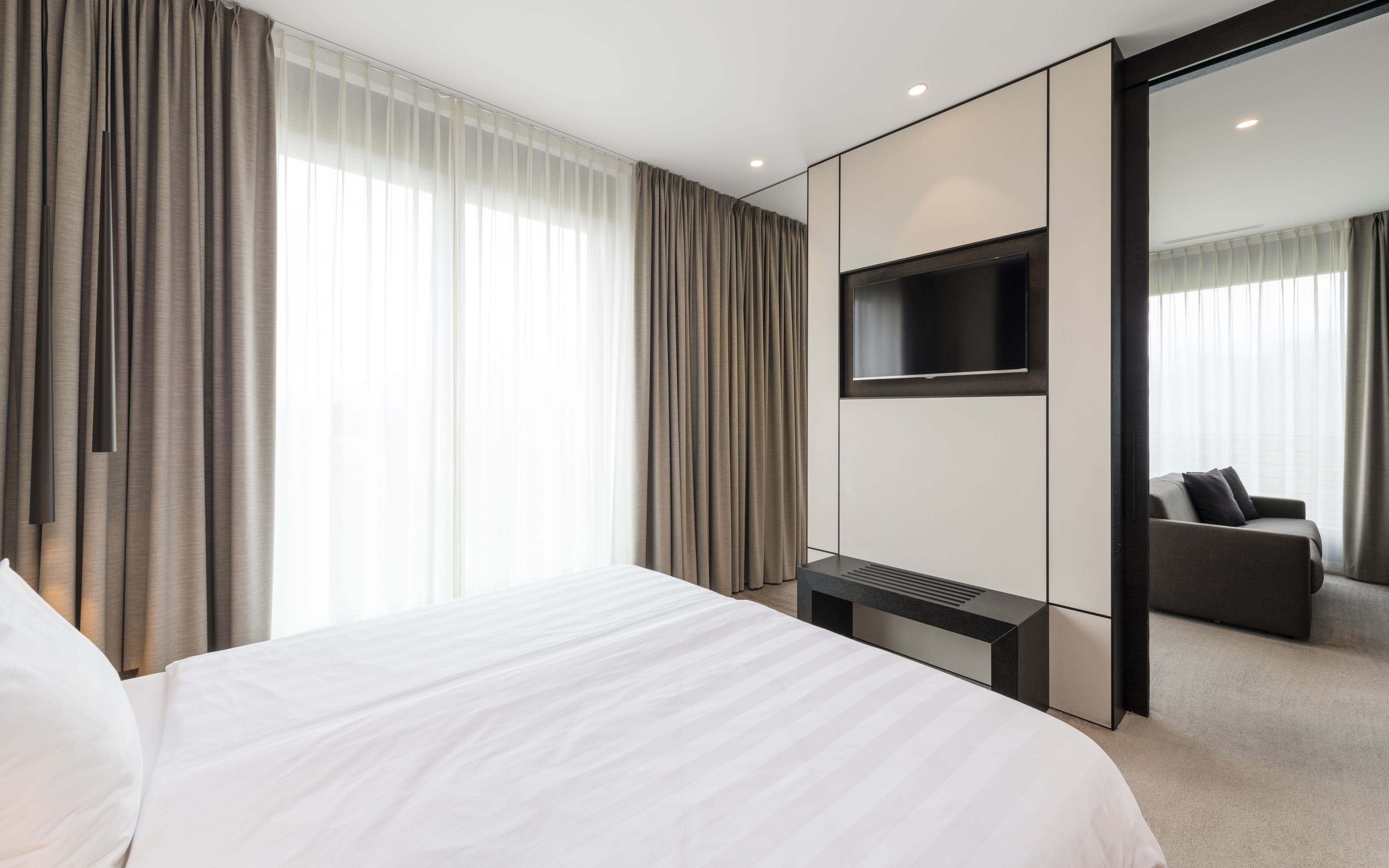 Standard Suite | Premium bedding, in-room safe, desk, laptop workspace