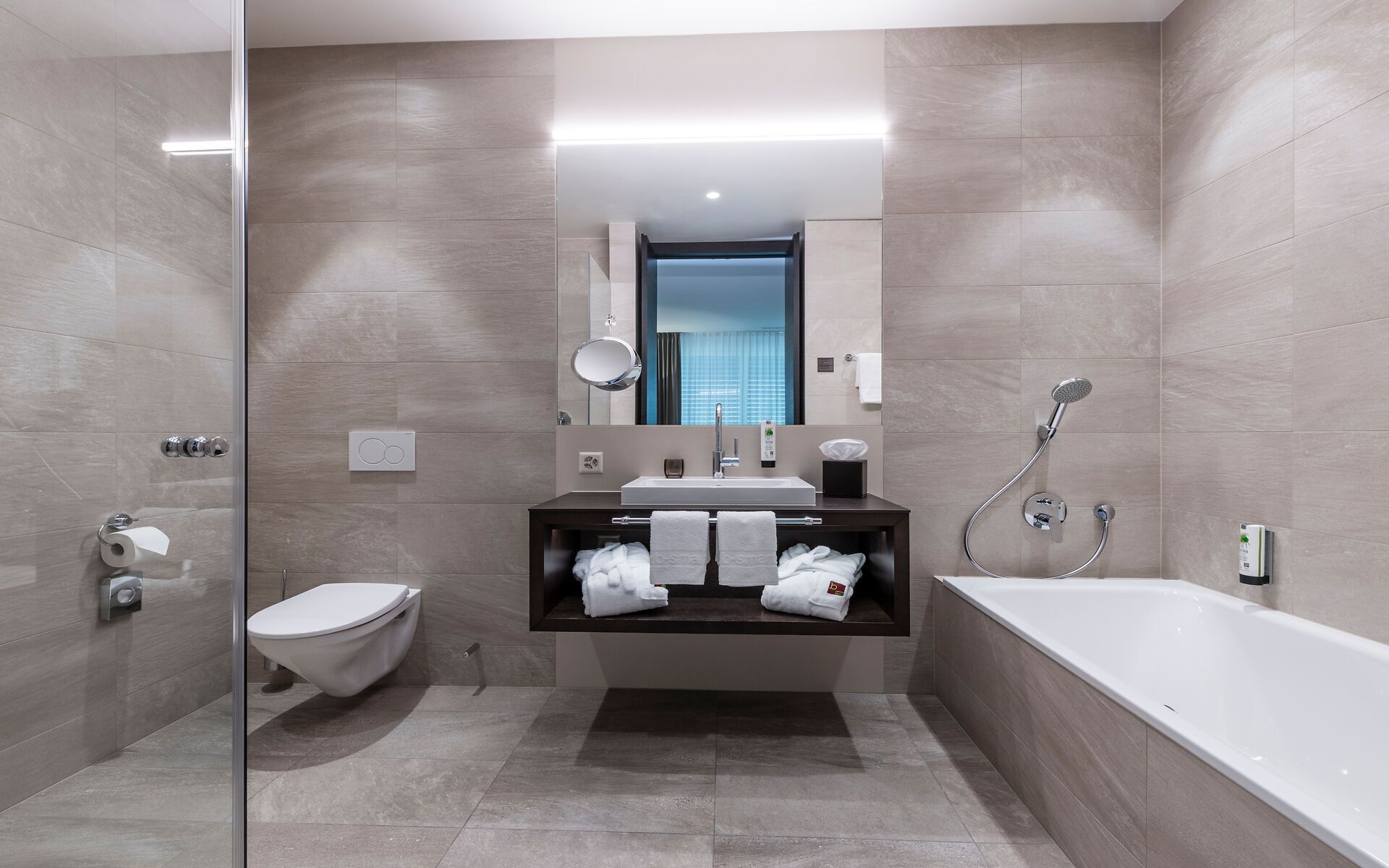 Junior-Suite | Badezimmer | Kostenlose Toilettenartikel, Haartrockner, Hausschuhe, Handtücher