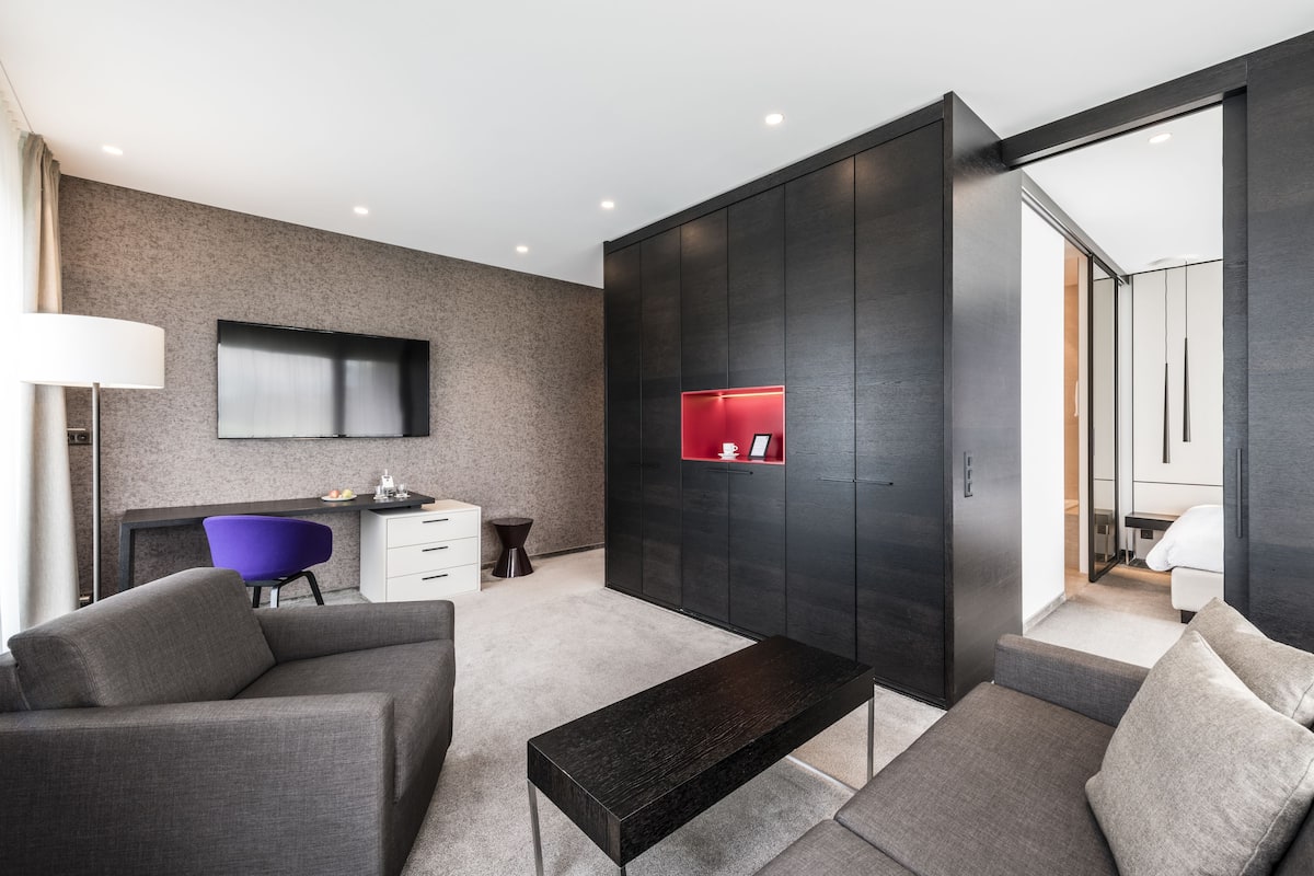 standard suite | living room | 42-inch flat-screen tv with cable channels, tv